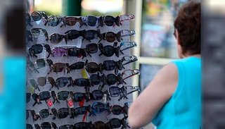 Alertan que los anteojos de sol de mala calidad pueden provocar lesiones oculares