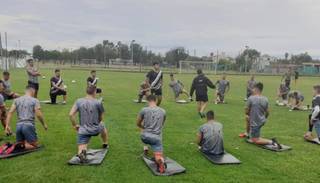 Esta noche habrá choque de “turistas” en el estadio Martearena