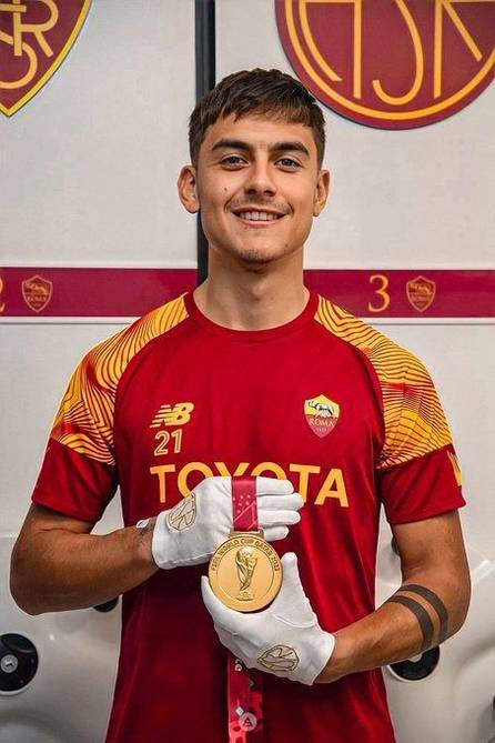Dybala donó la medalla de campeón del mundo al Archivo Histórico de la Roma- Dybala donó la medalla de campeón del mundo al Archivo Histórico de la Roma