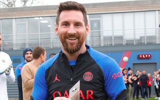 Messi fue recibido en el PSG con un pasillo de honor y un regalo inesperado