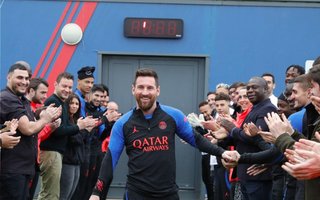 Messi fue recibido en el PSG con un pasillo de honor y un regalo inesperado