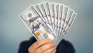 El dólar blue marcó un nuevo récord: cerró a $385