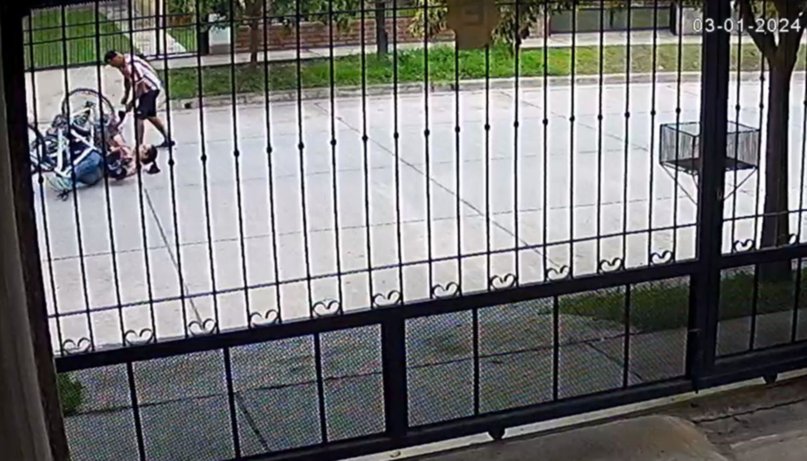 VIDEO. Violento robo de un motochorro a una mujer en el barrio El Huaico- VIDEO. Violento robo de un motochorro a una mujer en el barrio El Huaico