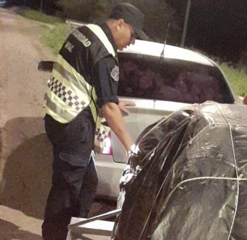 La Policía de Salta secuestró un cargamento ilegal de neumáticos y calzados