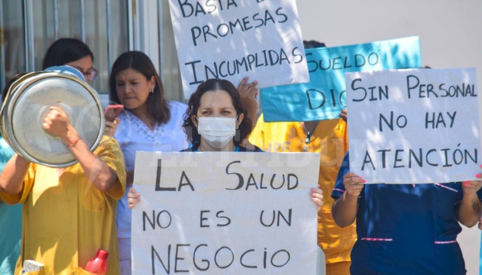 VIDEO. Protesta del personal de salud del hospital Papa Francisco por la reducción del 50% de las horas de trabajo