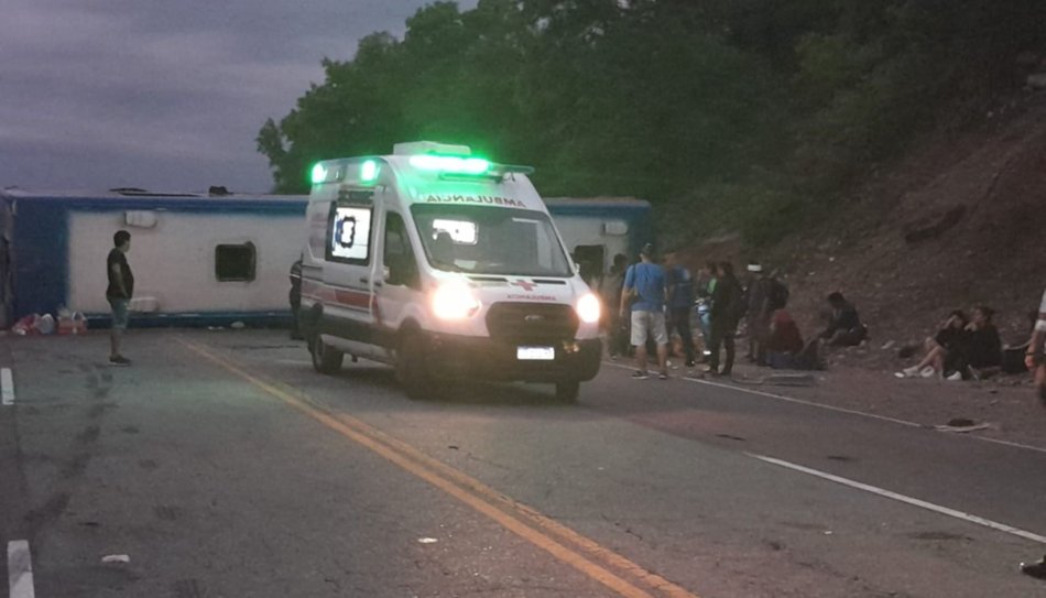 Tragedia vial: murieron tres jujeños luego de un choque en Salta y hay 15 heridos