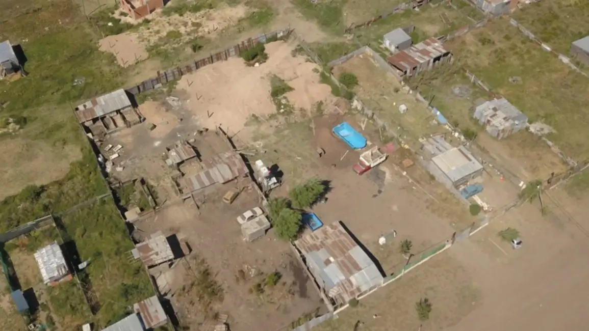 Compró una pileta de fibra para el verano y se la robaron: los ladrones la instalaron en «la toma» de Los Hornos