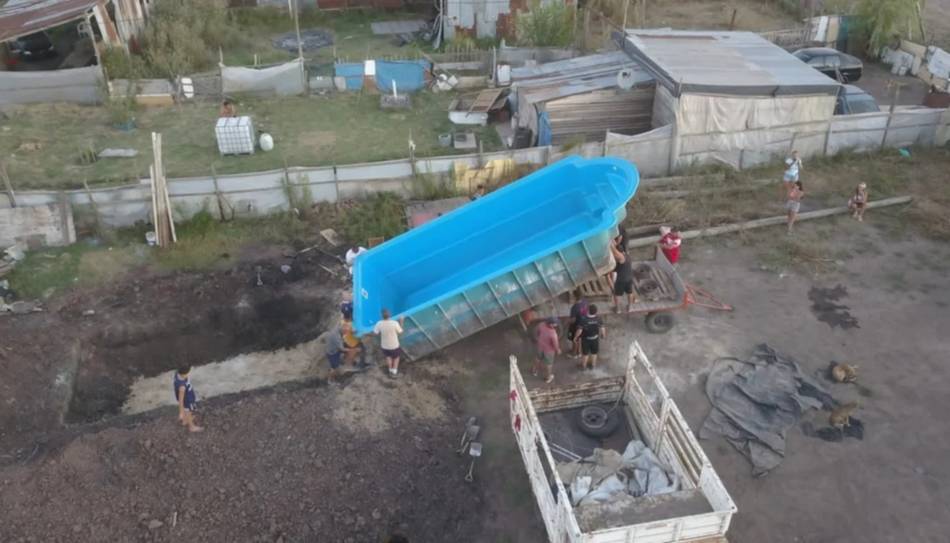 Compró una pileta de fibra para el verano y se la robaron: los ladrones la instalaron en "la toma" de Los Hornos