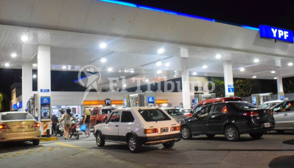 Se armaron largas filas de autos para cargar combustibles antes de la suba