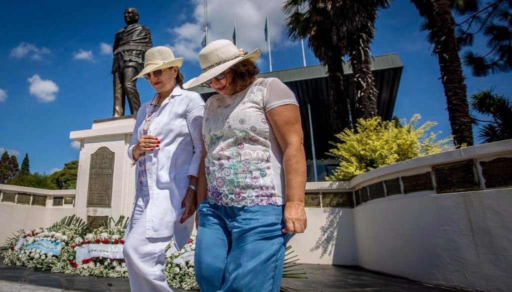 Lucía y Silvia Romero, hijas del exmandatario, en el acto en Limache. Lucía y Silvia Romero, hijas del exmandatario, en el acto en Limache.
