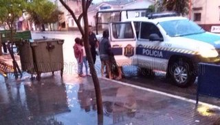 La policía asistió a personas con sus casas inundadas