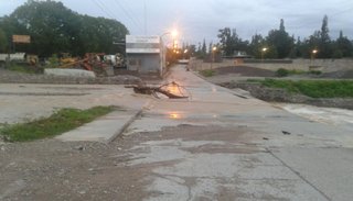 Por la crecida del río Xibi Xibi, cortaron el acceso al badén