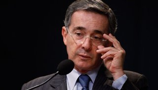 Investigan a un expresidente de Colombia por masacres de los paramilitares