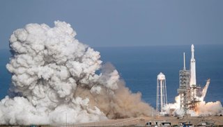 SpaceX lanzó el cohete más poderoso del mundo a Marte con un Tesla a bordo