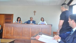 "Le arrancaba la piel quemada de la cara", relató una de las testigos