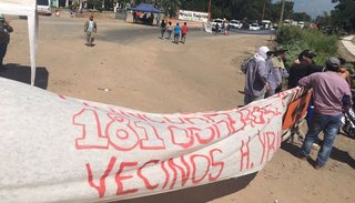 Video: duro cruce entre una mujer y extrabajadores que cortan la ruta 50, en Yrigoyen