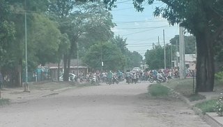 Incidentes en Hipólito Irigoyen donde Infantería despejó el corte en la Ruta 50