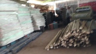 Encontraron gran cantidad de mercadería y materiales para los inundados, en una finca privada