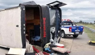 Cinco heridos al volcar un colectivo de una banda de reggae