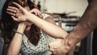 No puede ver a su hija por violento