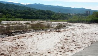 Cuatro autoevacuados y pequeños desbordes por las intensas lluvias