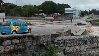 ¡Precaución! Por la crecida del río Xibi Xibi, cortaron el acceso al badén