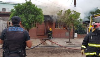 Se incendió una carpintería en Orán: dos bomberos resultaron heridos