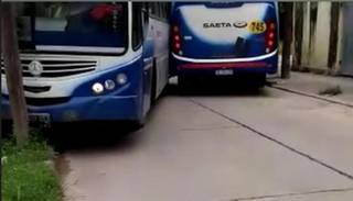 Calle angosta: dos colectivos chocaron en Castañares