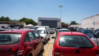 Jueves de autocine, ahora romántico y solidario