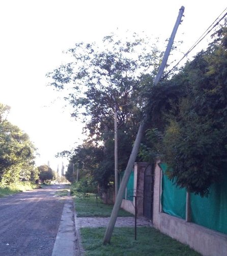Dos postes a punto de caer desde hace tres semanas: vecinos preocupados- Dos postes a punto de caer desde hace tres semanas: vecinos preocupados