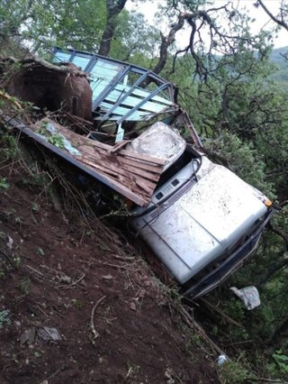 Un camión cayó a un precipicio y murieron dos personas