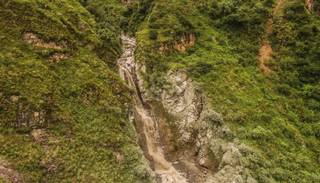 Video: Cascadas y caídas de agua abundan en el río La Horqueta