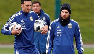 Scaloni: "Hace rato que no hablo con Messi"
