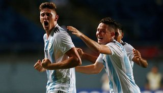 Argentina goleó a Venezuela y se prende en la tabla