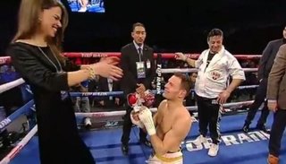 El momento en que un boxeador le propone matrimonio a su novia luego de ser derrotado