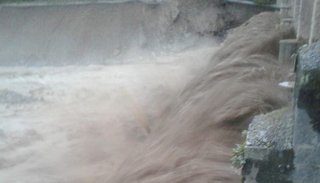 Crecidas imprevistas del río Toro causan pánico en la población