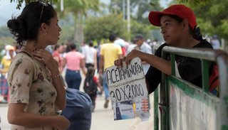 Compran sus medicamentos en las "farmacias callejeras"