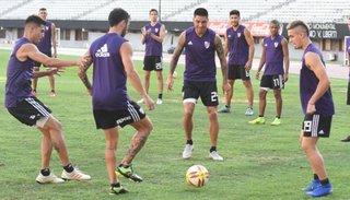 Racing es un puntero en peligro en la cancha de River