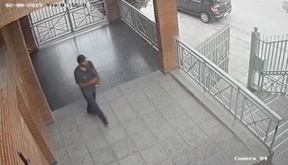 Video. Increíble: un feligrés se robó dos estaciones del Vía Crucis en la iglesia San Pedro y San Pablo