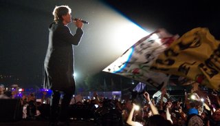 Monstruosa fiesta con miles de personas en el cierre