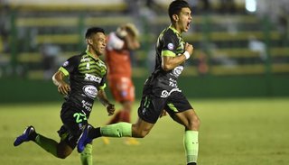 Defensa volvió a ganar en el descuento y también es líder
