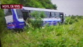 Un chofer perdió el control del colectivo y terminó en un potrero