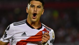 Mala para River: Exequiel Palacios se fracturó el peroné derecho