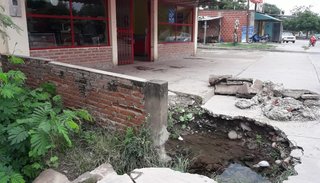 VIDEO. Las fuertes tormentas en San Pedro dejaron a la vista la rotura de un caño de agua
