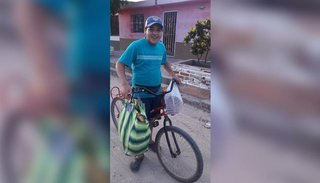 Leandro vende bollos, es abanderado y anhela convertirse en ingeniero