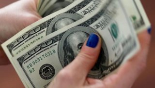 El dólar tocó su máximo en casi 3 meses impulsado por compras de los bancos