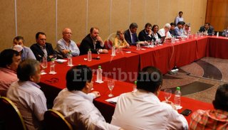 El Gobierno ratificó el 23% de aumento y los estatales dudan