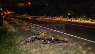 Un hombre murió al chocar una bicicleta con su moto