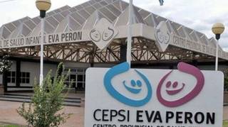 Santiago del Estero: escondió a su hijo en la heladera para evitar ser detenido por golpeador