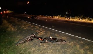 Un motociclista murió tras embestir a un adolescente